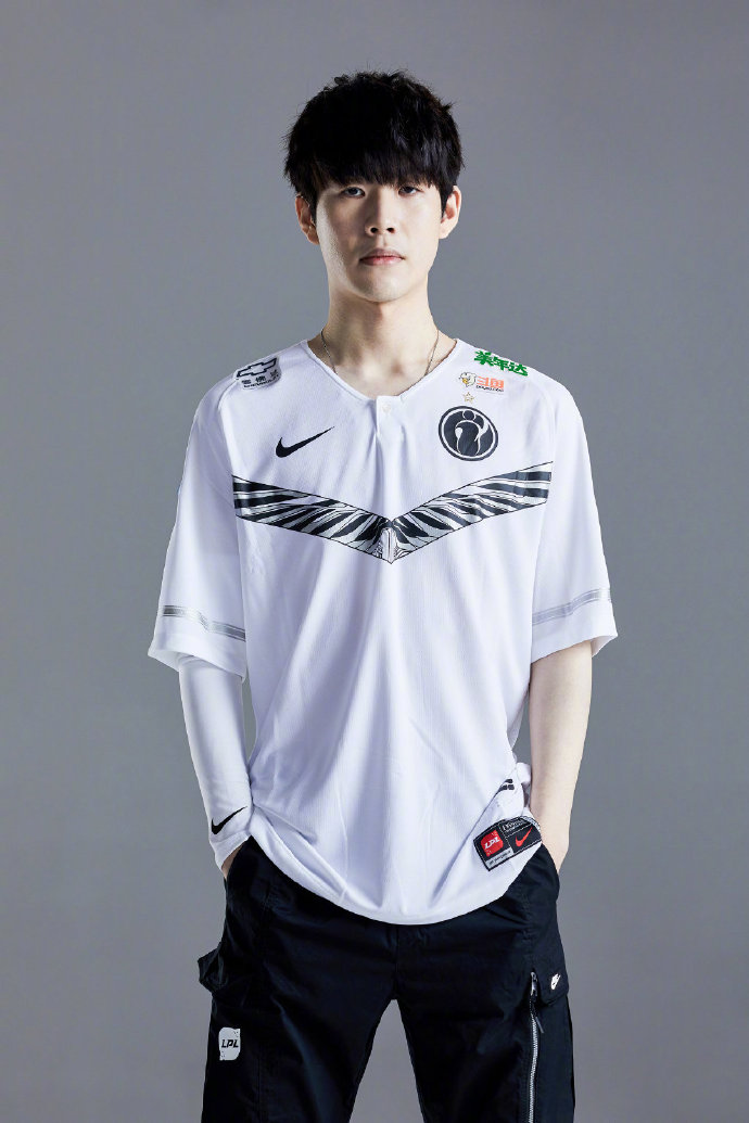 Poppy：369感觉没有突破自我只玩自己玩的好的英雄，在JDG养坏了